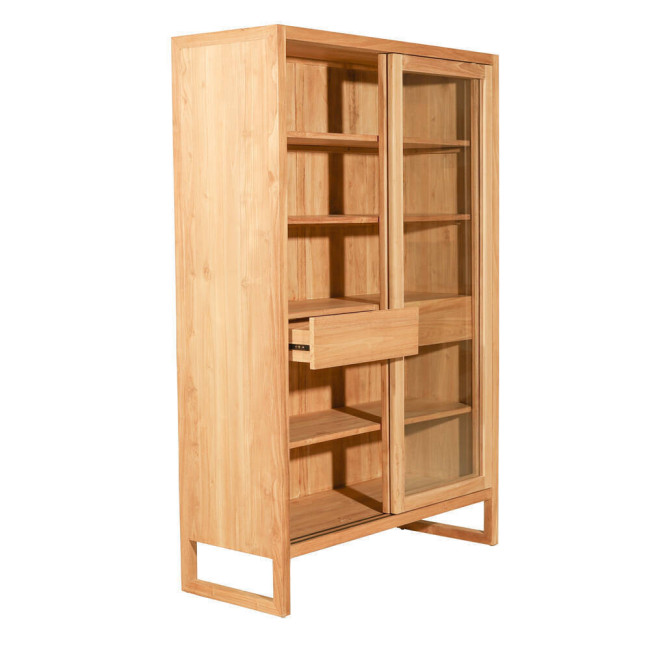 Vitrina de madera de teca natural fina con estantes, cajones y puertas correderas acristaladas. Diseño sencillo y funcional.