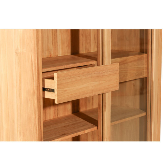 Vitrina de madera de teca natural fina con estantes, cajones y puertas correderas acristaladas. Diseño sencillo y funcional.