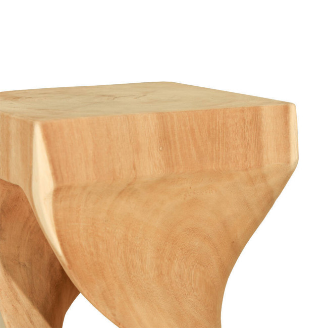 Taburete Busquets en madera de suar natural de forma abierta y esculpida| bosco